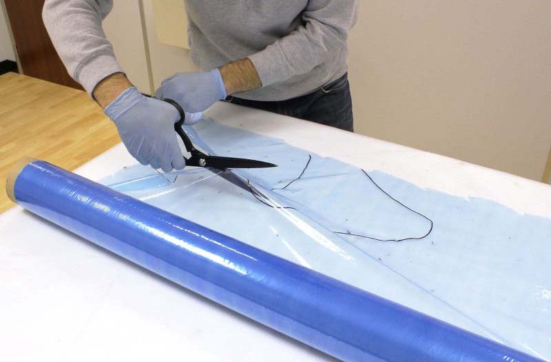 用剪刀或美工刀裁剪隔离膜