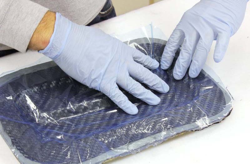 用剪刀或美工刀裁剪隔离膜