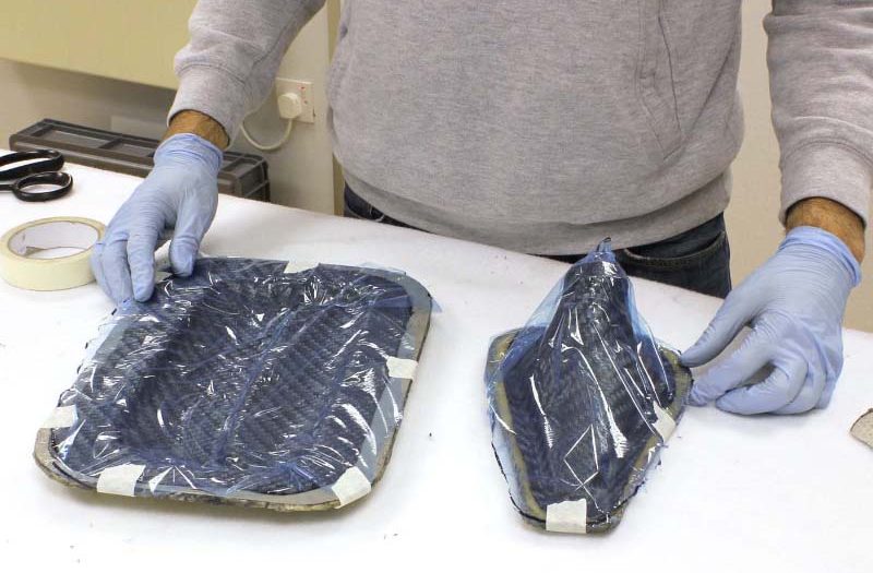 用一些胶带将隔离固定在模具上