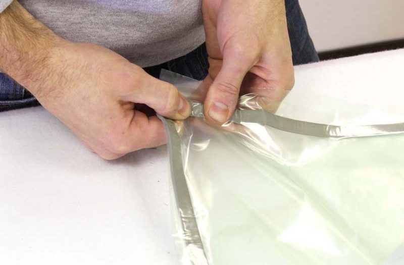 在这个阶段,密封4个边缘中的3个。仔细地按揉真空袋边缘的密封胶带，确保密封。