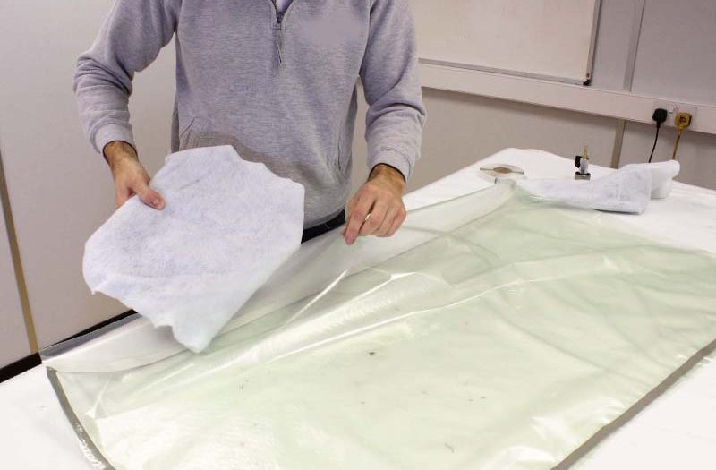 将产品放入真空袋内，面朝上