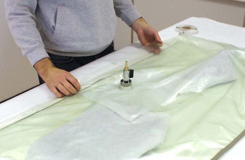 放入真空嘴，并在真空袋上开一个小口，放在透气毡上，透气毡要连接到产品上，确保真空嘴已经准备好直接内径8mm的硅胶真空管。