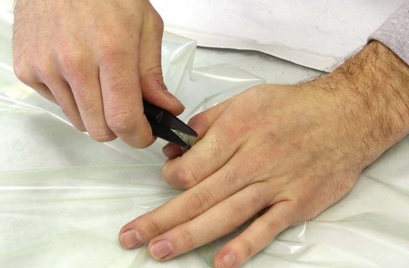 从真空袋内部用你的食指将真空袋顶出一个高峰。