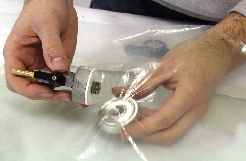 剪掉峰顶5mm，将在真空袋上留下大约12mm的圆孔。