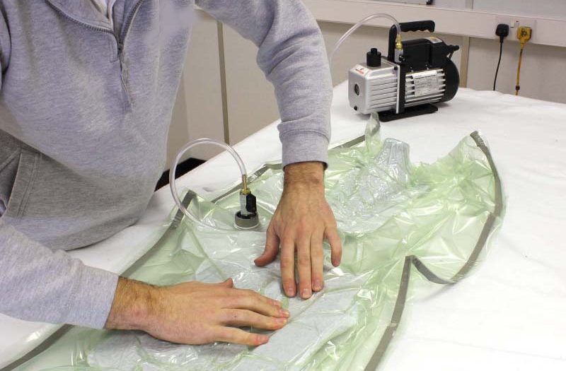 用一根硅胶管或者是PVC管将真空泵与真空嘴链接好。记住在烘箱中只能使用硅胶管