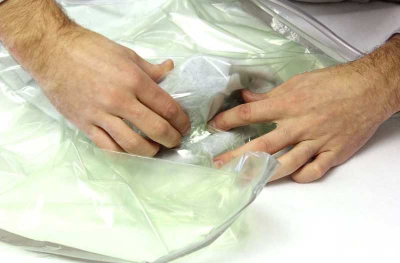 在抽出部分空气以后，开始去活动真空袋的位置，特别是凹槽等复杂部位。