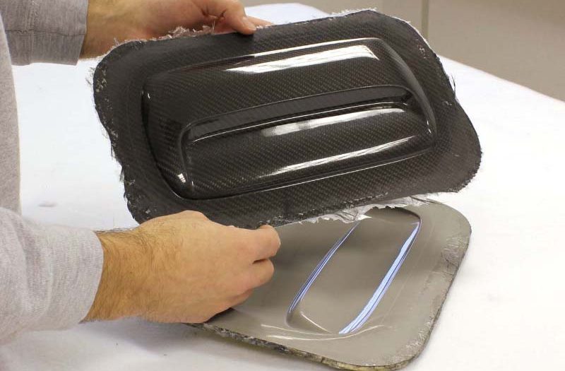 直接脱模后，这个汽车引擎盖进风口产品有非常光亮的表面。