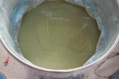 易打磨胶衣使用必须搅拌的原因（填料会沉淀的缘故）