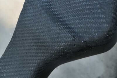 为什么碳纤维制品打磨处理建议水磨，而不是干磨？