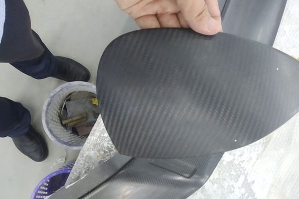 碳纤维部件是否可以不上底漆，直接罩清漆吗？