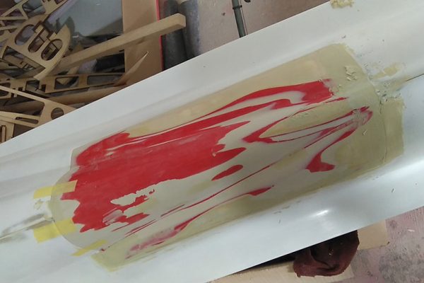 原子灰粘黏在新翻制的玻璃钢模具上，这正常吗？