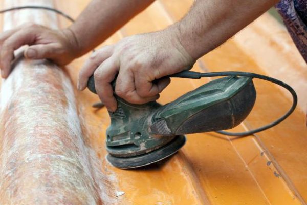 如何修理玻璃纤维船舶（船体玻璃钢维修的技巧）