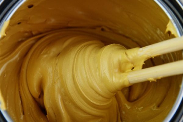 如果原子灰粘度感觉很稠，是否可以加溶剂，加什么溶剂为好？