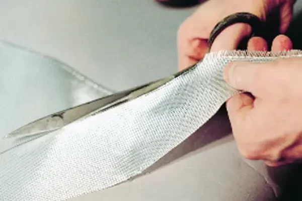 如何把玻璃纤维贴合到凸起拐角位置？