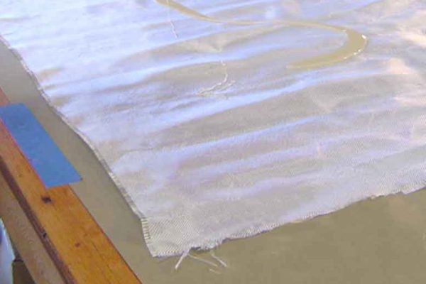 为什么玻璃纤维布的强度比单丝强度要低的多？