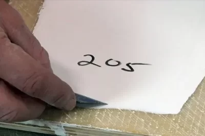 在环氧树脂板上涂聚酯胶衣（用于环氧树脂涂层的胶衣）