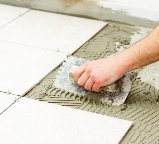 在地板上安装瓷砖时，通常使用砂浆代替胶泥。