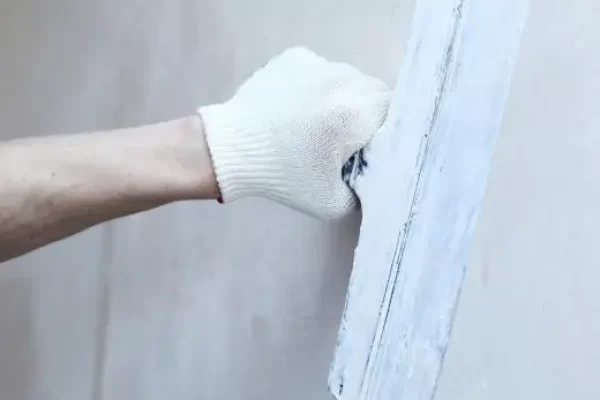 撇去涂在墙上的东西