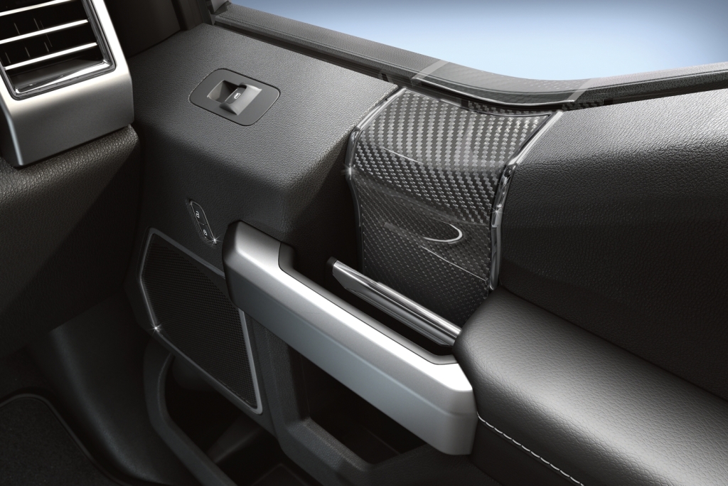 福特 F-150 Raptor 越野皮卡车的 Recaro 套件随附的碳纤维装饰件