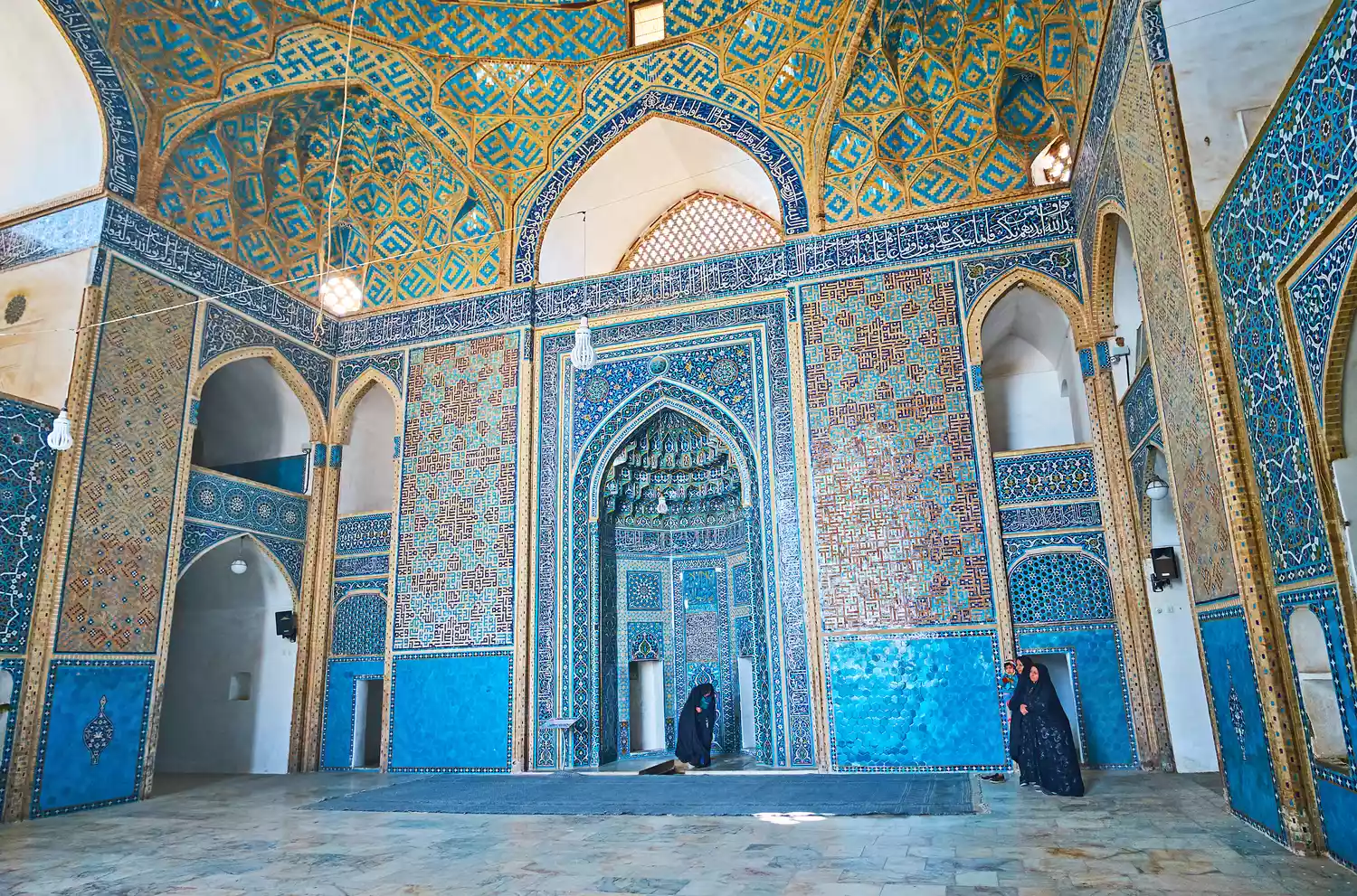 14 世纪 Jameh 清真寺中令人眼花缭乱的伊斯兰图案，可欣赏到伊朗亚兹德独特的 faience mihrab。