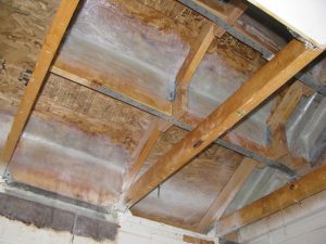 FRP 在木屋顶系统中的典型安装。