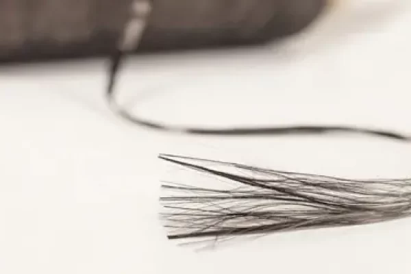 碳纤维的特性（常见碳纤维层压板设计与金属的特性表）