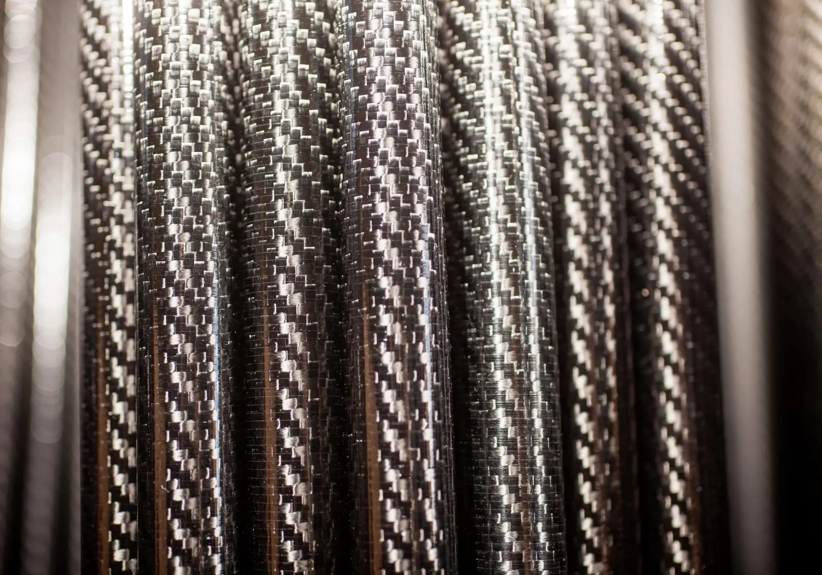 碳纤维的特性（常见碳纤维层压板设计与金属的特性表）