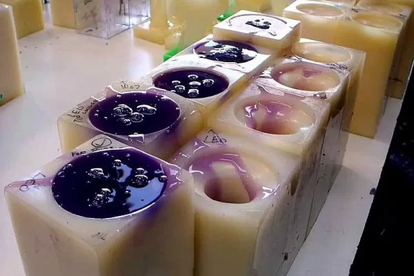 我可以将旧硅胶磨碎并添加到新硅胶中吗？