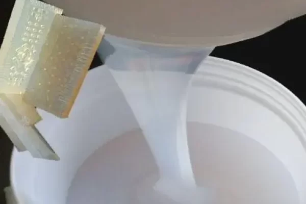 为什么我涂抹硅橡胶时会从模型上脱落？