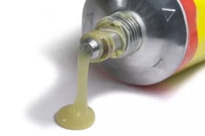 强力胶与环氧树脂（哪种粘合剂是更好的选择）