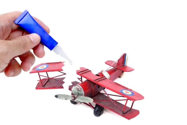 什么是氰基丙烯酸酯（强力胶），它是如何工作的？