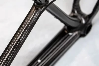 可以清洗碳纤维车盖吗？