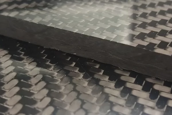 我可以用丙酮清洗碳纤维吗？