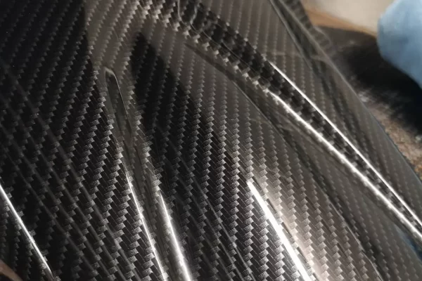 你能焊接到碳纤维上吗？