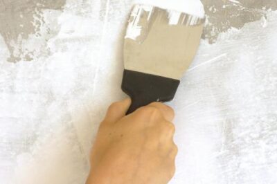 地下室墙壁上的所有孔洞和裂缝应在涂防水涂料之前密封。