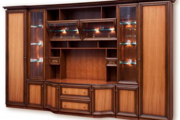 清漆可以涂在木制家具上，让这件家具焕然一新