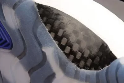 碳纤维板抗紫外线稳定吗？放室外会变黄吗？