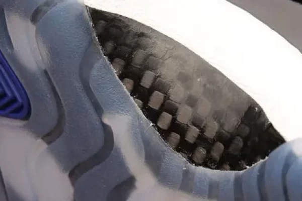 碳纤维板抗紫外线稳定吗？放室外会变黄吗？