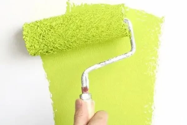 我可以使用什么溶剂来清洁胶衣刷？