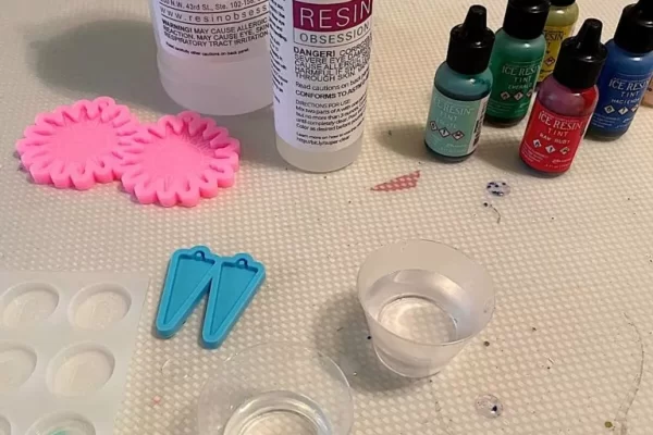 在环氧树脂工艺品和珠宝中使用酒精墨水