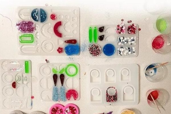 在硅胶模具中浇铸树脂的简单步骤