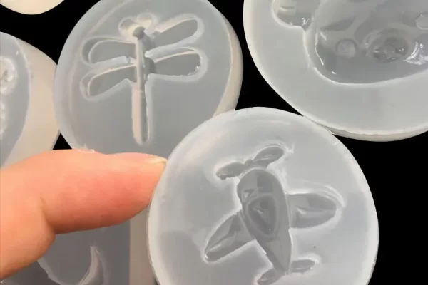 聚酯树脂固化剂是按重量还是按体积计1-2%？