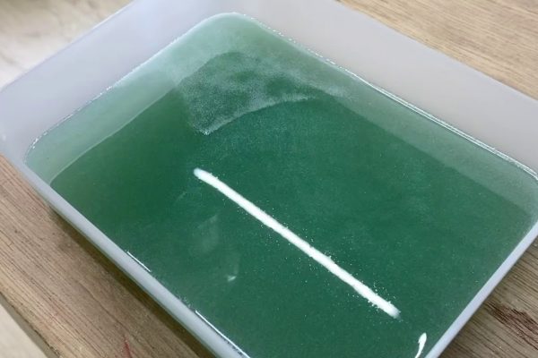 我如何保护我的环氧树脂作品在固化时免受灰尘影响？