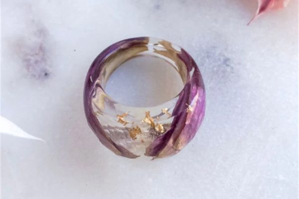 我怎样才能阻止闪闪发光的树脂渗入透明树脂中？