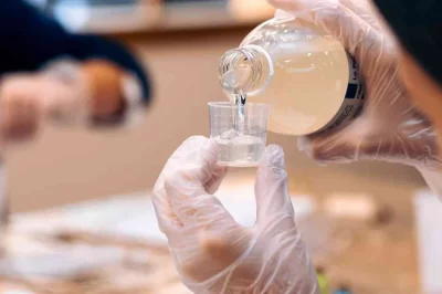 与环氧颜料混合时，环氧树脂部件在打磨前需要多久固化时间？