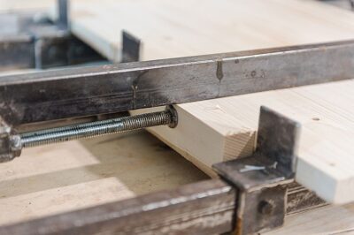 如何在铝表面上使用粘合剂？