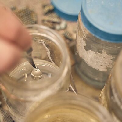 从珠宝上去除胶水