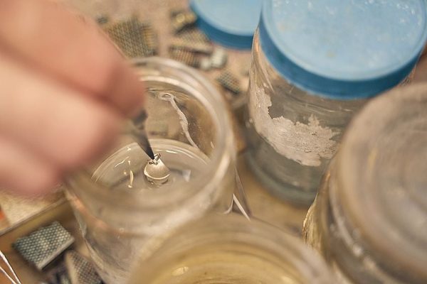 从珠宝上去除胶水