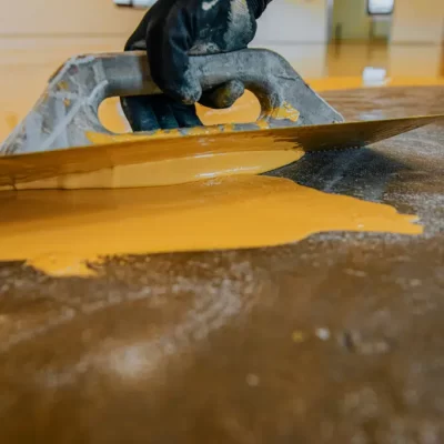 一名工人正在用自流平环氧树脂涂装地板