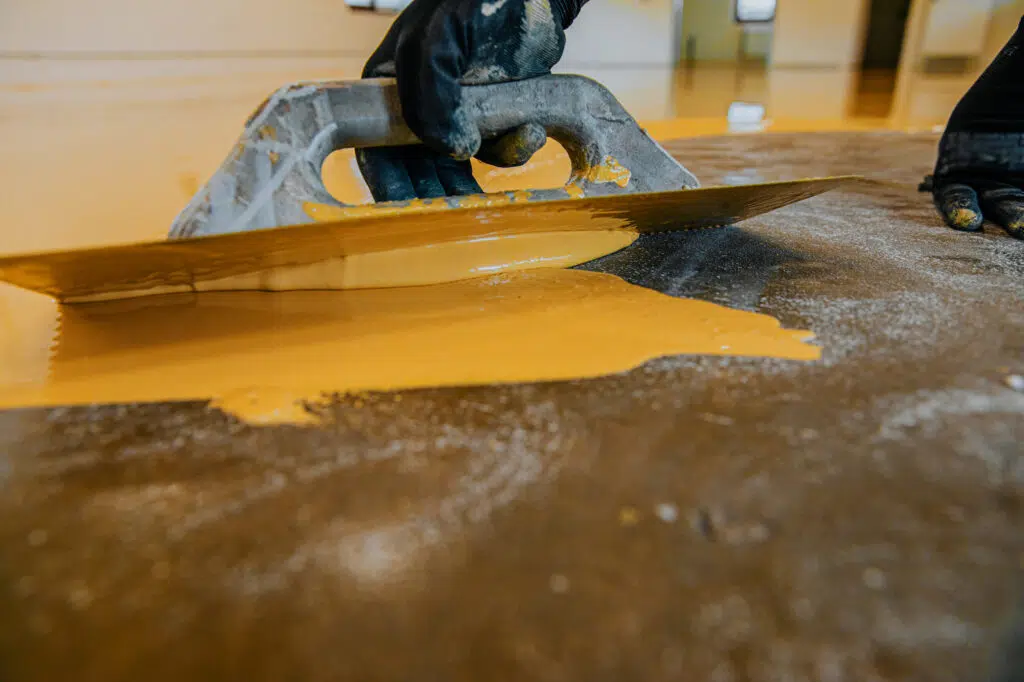 一名工人正在用自流平环氧树脂涂装地板